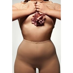 FITS EVERYBODY LEGGING ⭐️ SOLD OUT ON SITE! size: 2X Has a lot of stretch!! 😁